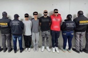Cuatro hombres fueron detenidos en Lomas de Totolco, Chimalhuacán; autoridades aseguraron sustancias con características de posibles drogas y un radio de comunicación.