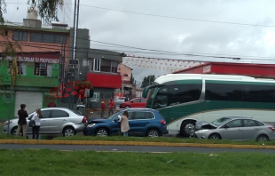 #Video: Carambola en #Tollocan, caos vial en carriles de baja