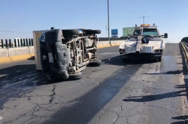 Un reporte alertó a las autoridades sobre la volcadura de una camioneta en el carril central de los puentes en Paseo Tollocan.