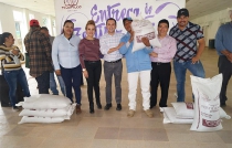 Entrega alcalde de Tejupilco toneladas de fertilizante para aumentar productividad