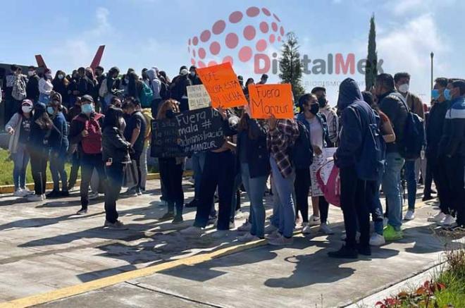 Más de 400 alumnos realizaron un paro de labores.