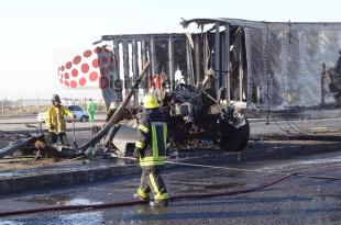 La unidad ardió en llamas luego de chocar con una camioneta a la altura del paraje El Espino, en dirección a Toluca.