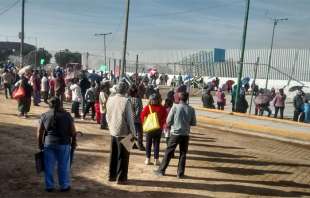 Los vecinos insisten en apartar lugar y pasar varias horas haciendo fila, como pudo observarse en el centro Chiconautlán 3000