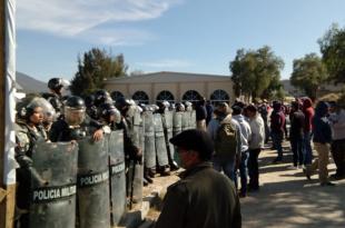 Pobladores trataron de ingresar a la construcción, pero elementos de la Guardia Nacional hicieron una valla e impidieron el ingreso.