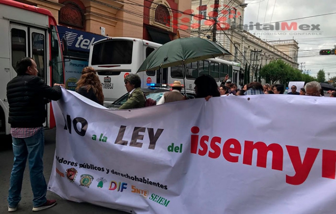 Marchan empleados del sector público contra nueva Ley del ISSEMyM