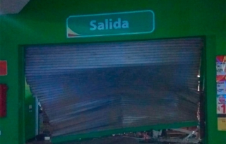 Sujetos intentan robar una tienda Aurrerá en #Coacalco