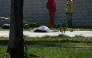 Su cuerpo quedó sobre la cancha a un lado del balón