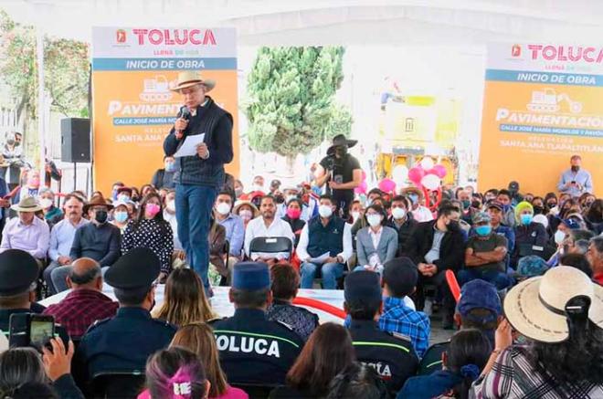 En Santa Ana Tlapaltitlán, el munícipe señaló que las calles no se habían pavimentado desde hace más de 20 años