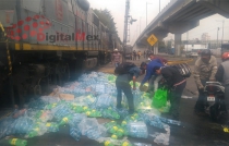 #Video: Tren arrastra camión de Coca Cola en Toluca; hay rapiña