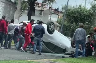 El vehículo que se vio involucrado fue un Nissan Versa color blanco en donde viajaba una pareja