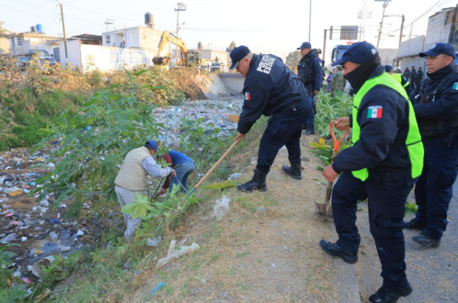 Personas participan en labores de recolección de basura en el canal Cartagena.