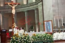 Gómez González recibió este ornamento religioso de manos del Papa Francisco.