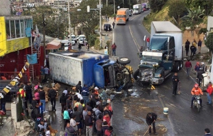 Colapsa Toluca-Naucalpan por volcadura de camión cervecero
