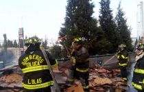 Sofocan bomberos de Toluca incendio en remolque que transportaba cartón