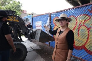 Azucena Cisneros Coss supervisó el operativo de retiro de construcciones irregulares en un predio federal de avenida Las Torres, en Ecatepec.