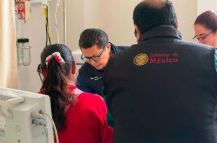 La secretaria de Salud estatal, Celina Castañeda, acudió a los hospitales para supervisar la atención médica brindada a las personas lesionadas tras el accidente con pirotecnia en Temascalcingo.