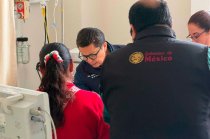 La secretaria de Salud estatal, Celina Castañeda, acudió a los hospitales para supervisar la atención médica brindada a las personas lesionadas tras el accidente con pirotecnia en Temascalcingo.