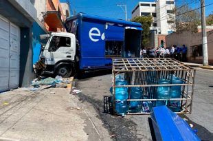 Según los primeros reportes, la unidad estaba estacionada, cuando se “botó” el freno de mano.