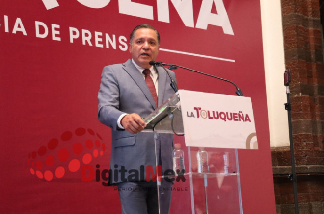 Ricardo Moreno durante la conferencia de prensa sobre la segunda etapa del programa de bacheo en Toluca