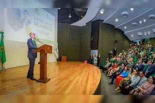 Barrera Díaz destacó que es necesario comprender y aprovechar las oportunidades que brindan las nuevas tecnologías, por ello, la UAEMéx está comprometida con la formación de profesionales competentes.