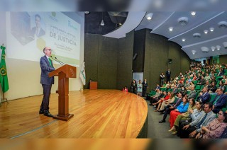 Barrera Díaz destacó que es necesario comprender y aprovechar las oportunidades que brindan las nuevas tecnologías, por ello, la UAEMéx está comprometida con la formación de profesionales competentes.