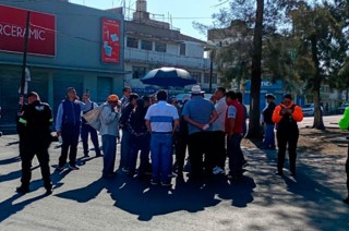 Tras varias horas de protesta, autoridades municipales acordaron abastecer a los vecinos de inmediato mediante pipas y programar entregas semanales