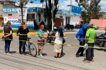 Habitantes de las colonias Las Águilas y Vicente Villada, en Nezahualcóyotl, bloquearon la avenida Kennedy