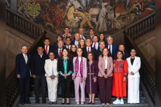 Se reúne con la Presidenta de México, Claudia Sheinbaum Pardo, y gobernadores de diversos estados.