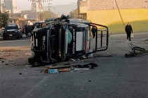 El percance se registró en el cruce de las calles Ixtlahuaca y Chalco, donde la patrulla perdió el control, salió de la cinta asfáltica