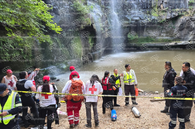 Autoridades de seguridad pública resguardan la zona mientras personal de la Fiscalía estatal realiza las diligencias