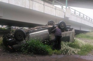 Al lugar arribaron elementos de Protección Civil y de la policía municipal para auxiliar al conductor