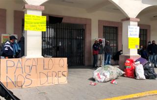 En protesta por la falta de pago a los 37 trabajadores de base 