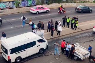 Los manifestantes portan cartulinas con leyendas contra el fiscal regional