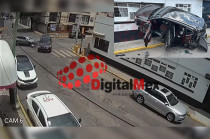 El percance ocurrió en la intersección de las calles Plutarco González y Felipe Villanueva, donde un automóvil Kia K3 color gris colisionó contra una camioneta Seat Azteca negra.