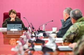Delfina Gómez Álvarez y autoridades de seguridad revisaron los indicadores del SESNSP.