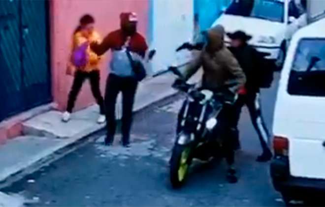 #Video: Niña es víctima de un robo a mano armada en #Edomex