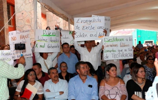 Entre protestas rinde informe de 100 días alcalde de Teotihuacan