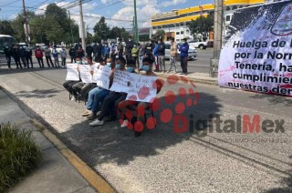 Los manifestantes exigieron además la liberación de Cenobio "N", exdirector de la Normal Rural, quien está siendo investigado por el presunto encubrimiento del homicidio de un alumno ocurrido el 12 de julio.