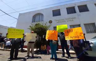 Se manifiestan frente a las oficinas del Tribunal Agrario número 9, localizado en Toluca