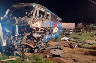 Una menor de 12 años originaria de Toluca permanece hospitalizada en León tras sobrevivir al choque entre un tráiler y un autobús de pasajeros en Guanajuato.