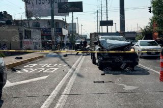 Elementos de emergencia y corporaciones de seguridad resguardaron la zona tras el accidente entre una motocicleta y una camioneta ocurrido en el Barrio de la Concepción.