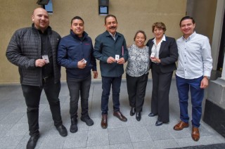 La gobernadora Delfina Gómez Álvarez muestra su credencial oficial como servidora pública del Gobierno del Estado de México