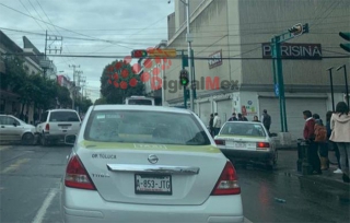 Toluca: camioneta de Marinela provoca choque y se estampa contra puestos de lotería