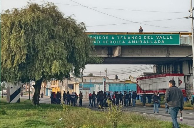 Habitantes bloquearon durante 12 horas las carreteras de Tenango del Valle para exigir obras de infraestructura vial y atención al deterioro de los caminos.