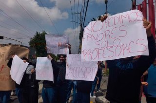 Estudiantes de la UPVM realizaron cierres intermitentes en avenida Mexiquense para exigir docentes y garantizar la continuidad de sus clases.