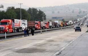 Un grupo de camiones cargueros y pipas se apostó desde muy temprano en el kilómetro 6 de la carretera federal México-Pirámides