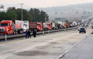 Un grupo de camiones cargueros y pipas se apostó desde muy temprano en el kilómetro 6 de la carretera federal México-Pirámides