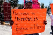 Manifestantes señalan que alrededor de 60 pacientes permanecen en espera de tratamiento