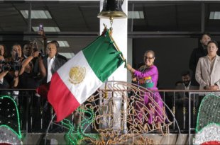 Azucena Cisneros Coss encabezó el Grito de Independencia en Ecatepec.