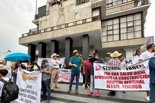 Los inconformes se mantuvieron en las inmediaciones del palacio municipal